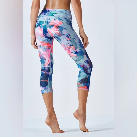 Fabletics • Define PowerHold Mid-Rise Capri - Picture 2 of 10